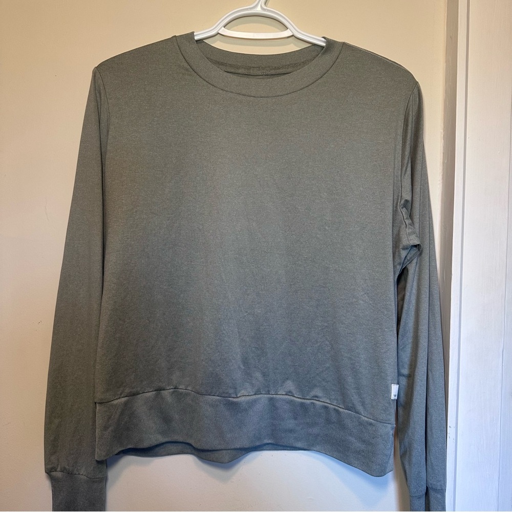 Vuori Daydream Crew Neck Pullover Yoga/Workout Shirt, Grey/Green, Gym, Active